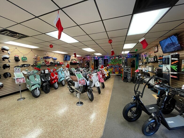 More Photos Of 633 NW 13th St, Gainesville General Retail For Sale