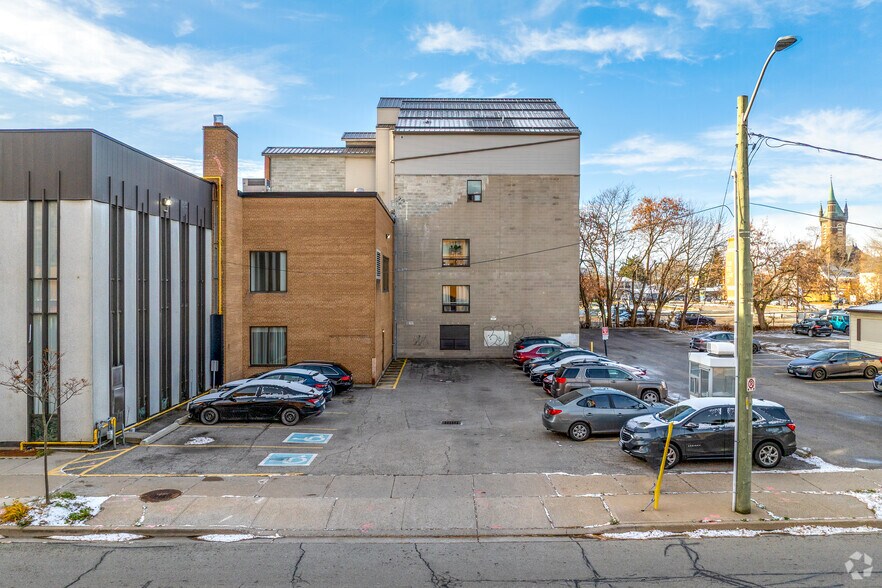 More Photos Of 31 King St, St Catharines Bank For Lease