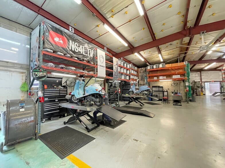 More Photos Of 633 NW 13th St, Gainesville General Retail For Sale