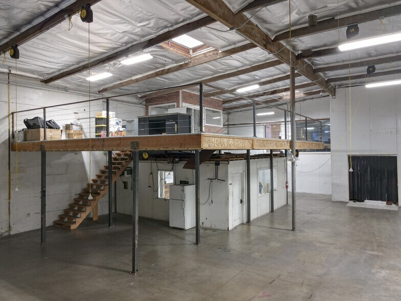 More Photos Of 13501 S Main St, Los Angeles Warehouse For Lease
