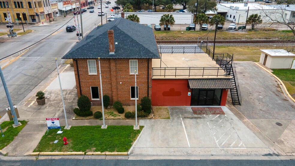 More Photos Of 1 N Mechanic St, El Campo Office For Sale