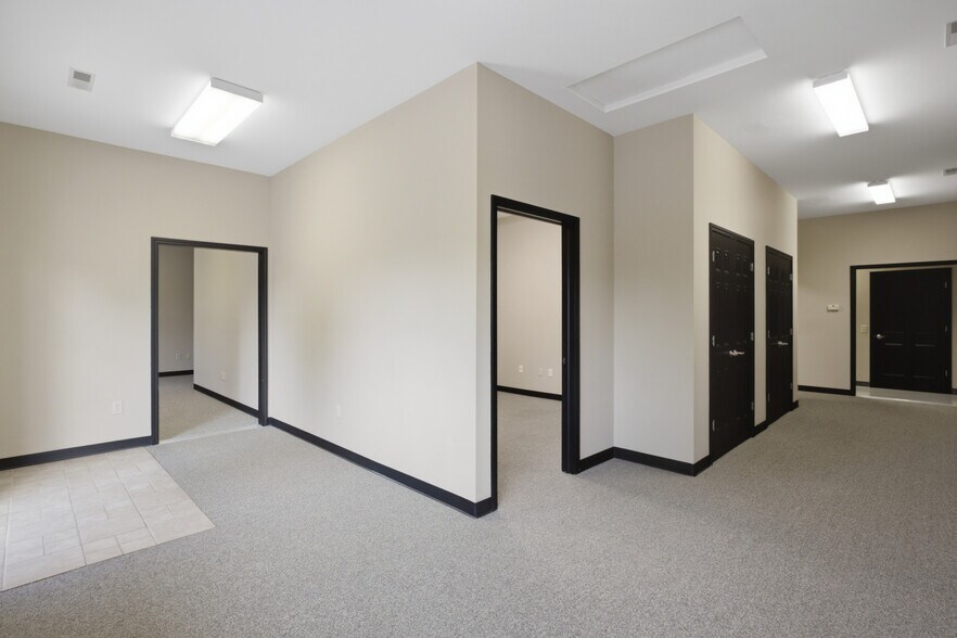 More Photos Of 2585 Eastwood Dr, Columbus Office For Lease