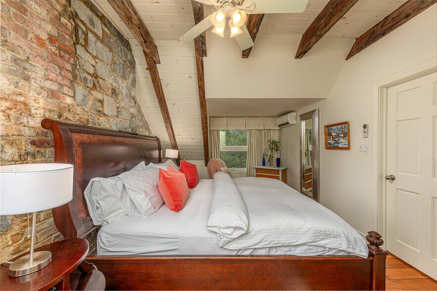 More Photos Of 8 Starr Pl, Kingston Hospitality For Sale