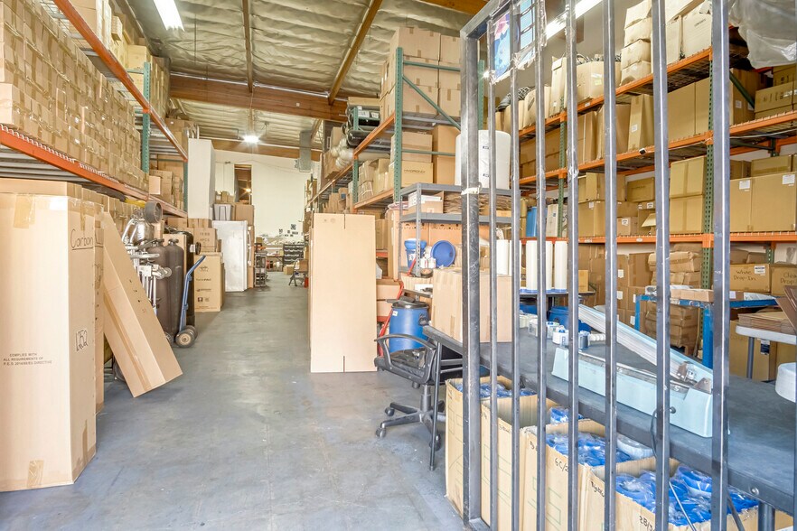 More Photos Of 13333-13345 Saticoy St, North Hollywood Warehouse For Lease
