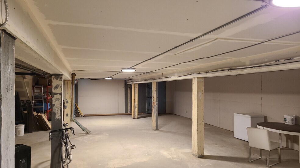 More Photos Of 917 9th Ave SE, Calgary General Retail For Lease