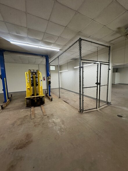 More Photos Of 700 Main St, Elsmere Warehouse For Lease