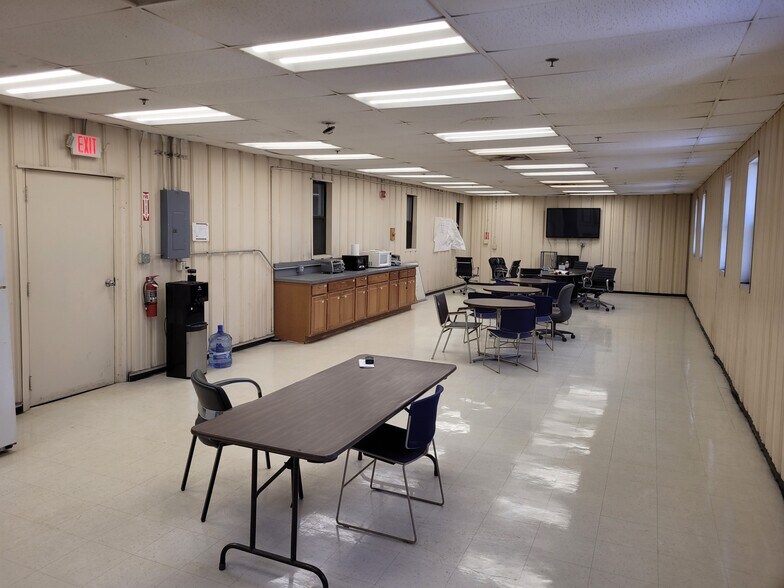 More Photos Of 19 Industrial Park Rd E, Oxford Manufacturing For Lease