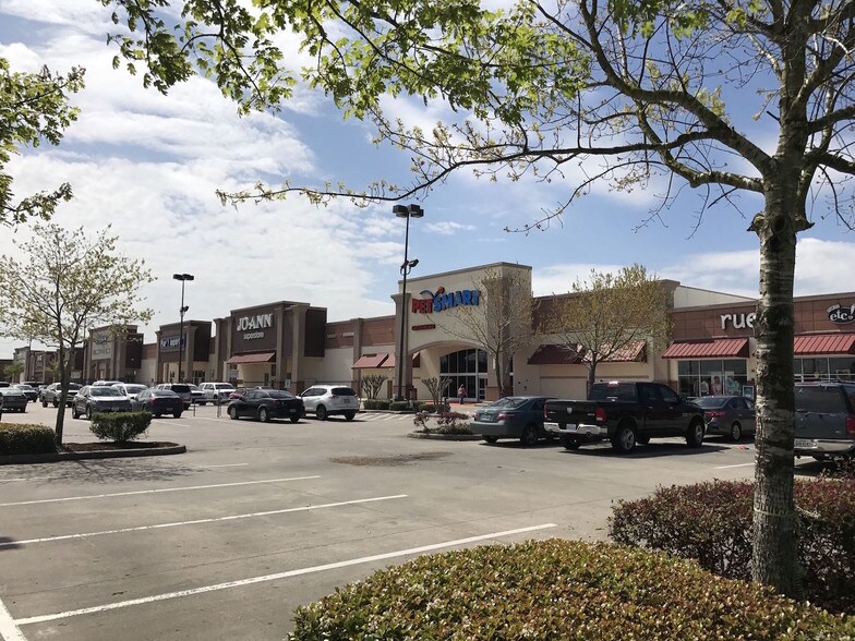 More Photos Of 3975-4065 N Dowlen Rd, Beaumont Unknown For Lease