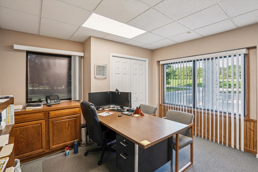 More Photos Of 2721 SW 30th St, Des Moines Office For Sale