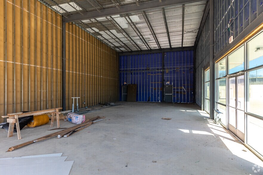 More Photos Of 2531 W Ledbetter Dr, Dallas General Retail For Sale