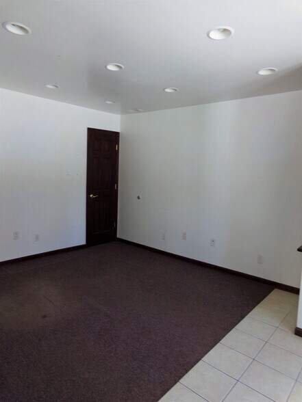 More Photos Of 39 E William St, Delaware Light Distribution For Lease