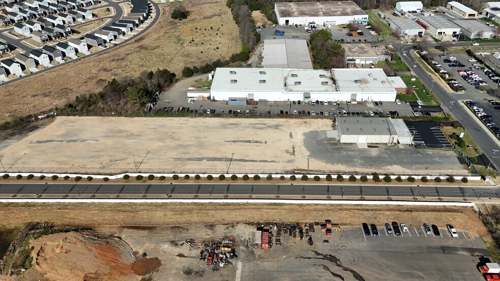 More Photos Of 10256 Industrial Dr, Pineville Warehouse For Lease