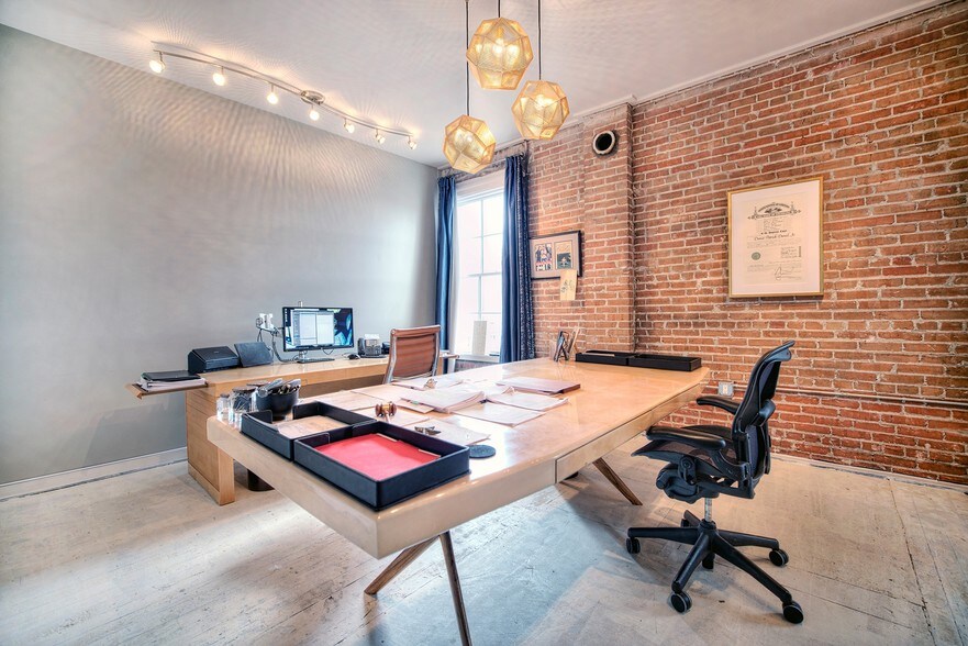More Photos Of 2409 Commerce St, Houston Freestanding For Lease