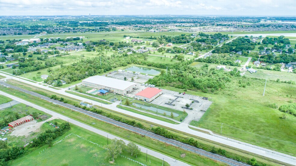 More Photos Of 2705 Dickinson Ave, League City Warehouse For Lease