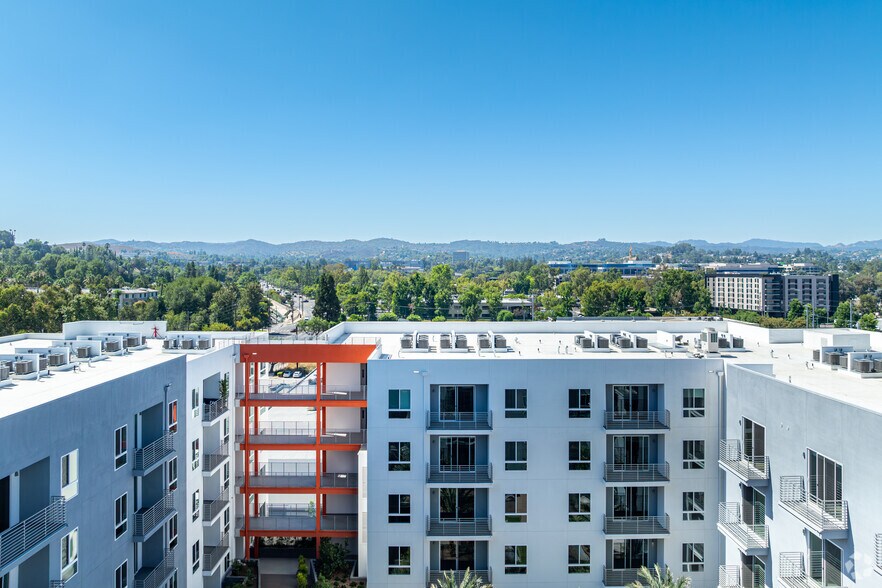 More Photos Of 21010 Erwin St, Woodland Hills Apartments For Lease