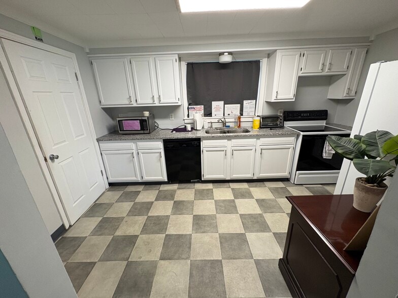 More Photos Of 7002 S East St, Indianapolis Office For Lease
