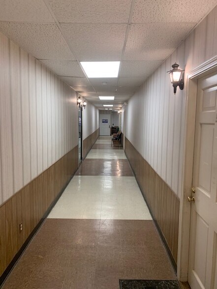 More Photos Of 38 Glen Ave, Berlin Office For Lease