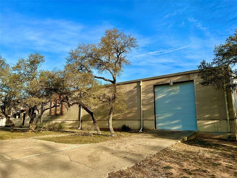 More Photos Of 15402 Dexler Dr, Austin Showroom For Lease