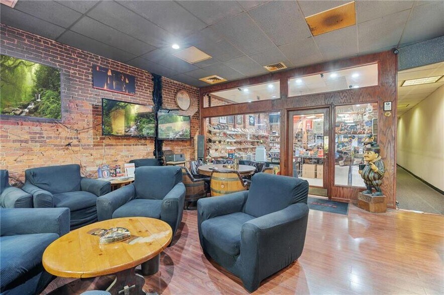 More Photos Of 960 W Hamilton St, Allentown Storefront Retail Residential For Lease