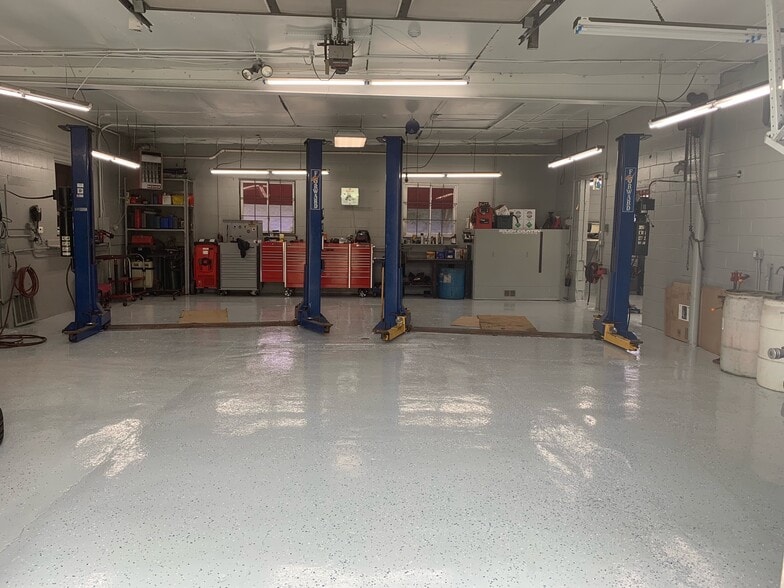 More Photos Of 3001 Sheridan Rd, Zion Auto Repair For Sale