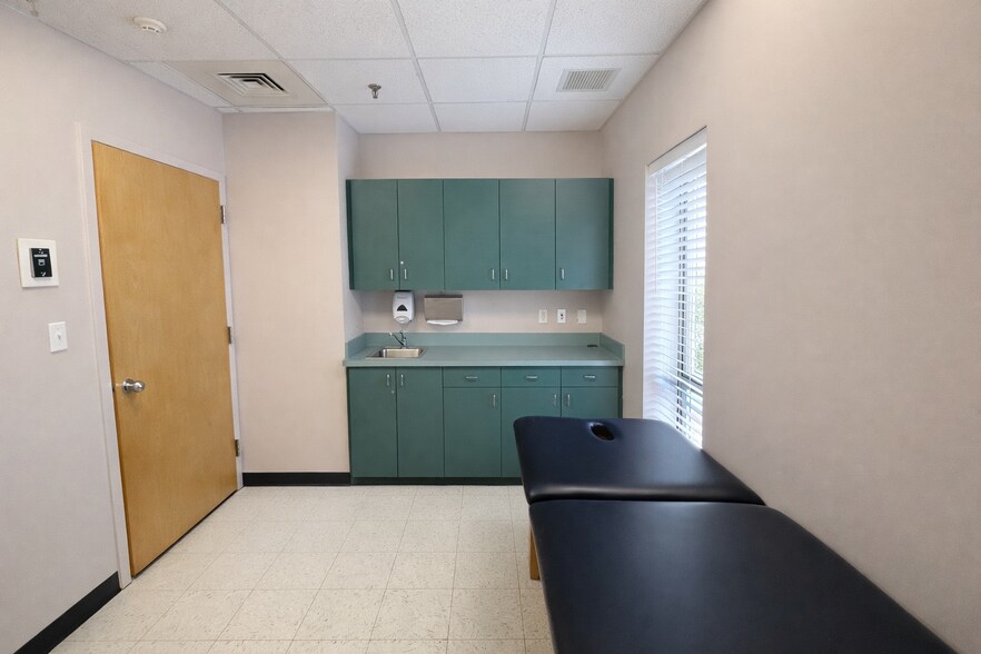 More Photos Of 20 Beacon Hill Dr, Dobbs Ferry Office For Lease