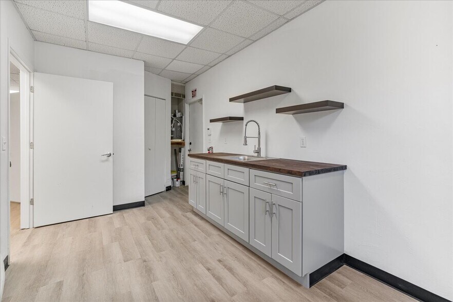 More Photos Of 7733 W Newberry Rd, Gainesville Office For Sale