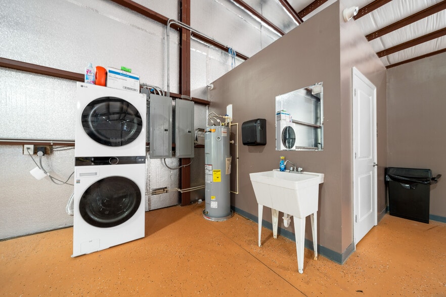 More Photos Of 3073 NE 37th Pl, Wildwood Warehouse For Lease