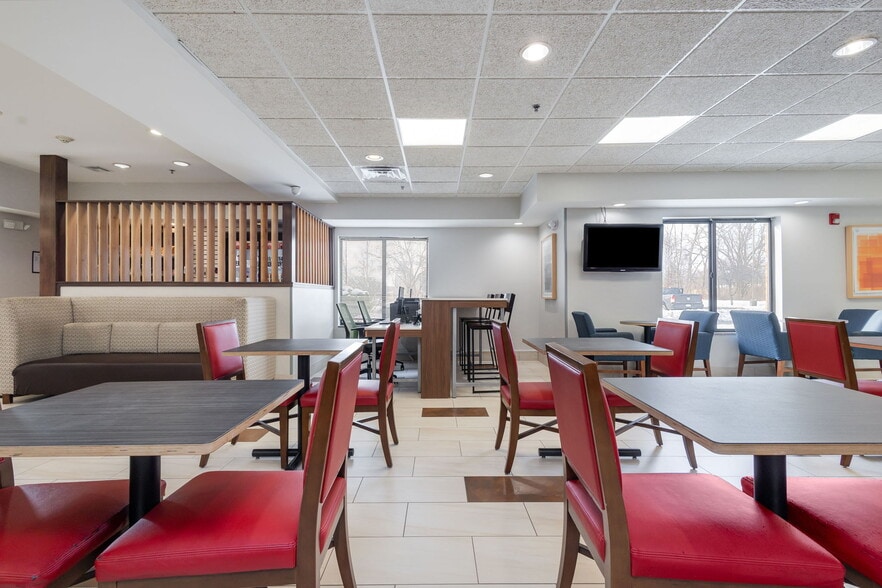 More Photos Of 3610 S Nappanee St, Elkhart Hotel For Sale