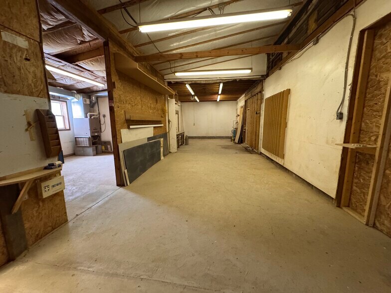 More Photos Of 4590 Eagle Creek Rd, Leavittsburg Showroom For Lease