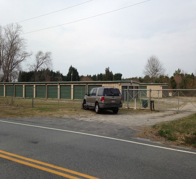 More Photos Of 2915-2935 Stamey Livestock Rd, Dalzell Self Storage For Sale