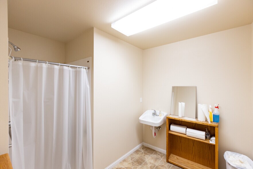 More Photos Of 200 N Wasco Ct, Hood River Warehouse For Sale