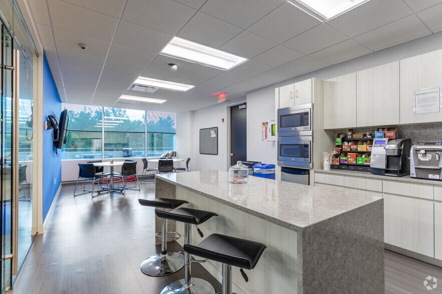 More Photos Of 500 Summit Lake Dr, Valhalla Unknown For Lease