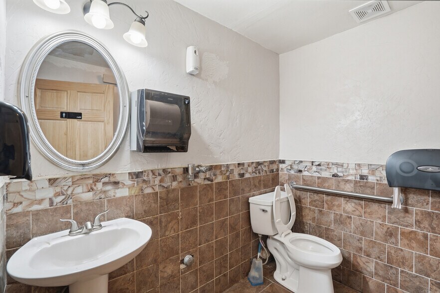 More Photos Of 1401 Laurel St, Whitewood Restaurant For Sale