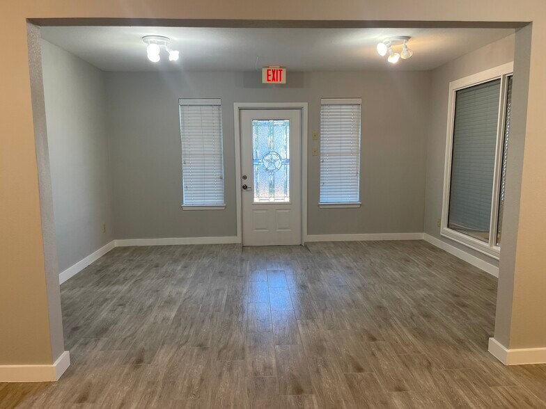 More Photos Of 4095 SE I 10 Frontage Rd, Sealy Medical For Sale