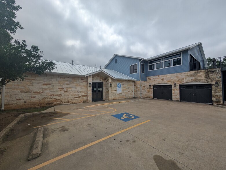 More Photos Of 12 Chisholm Trl, Round Rock Freestanding For Lease