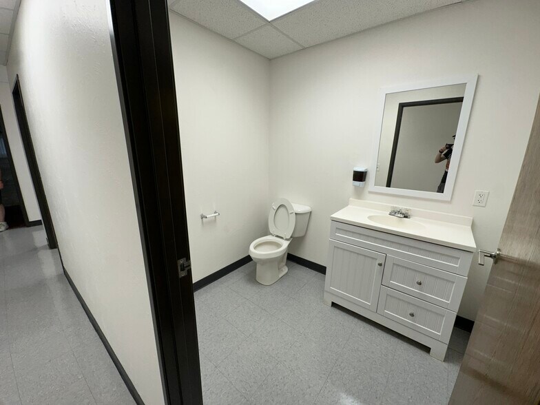 More Photos Of 401 SE 59th St, Oklahoma City Distribution For Sale