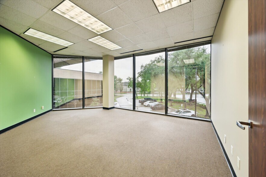 More Photos Of 12727 Featherwood Dr, Houston Medical For Lease