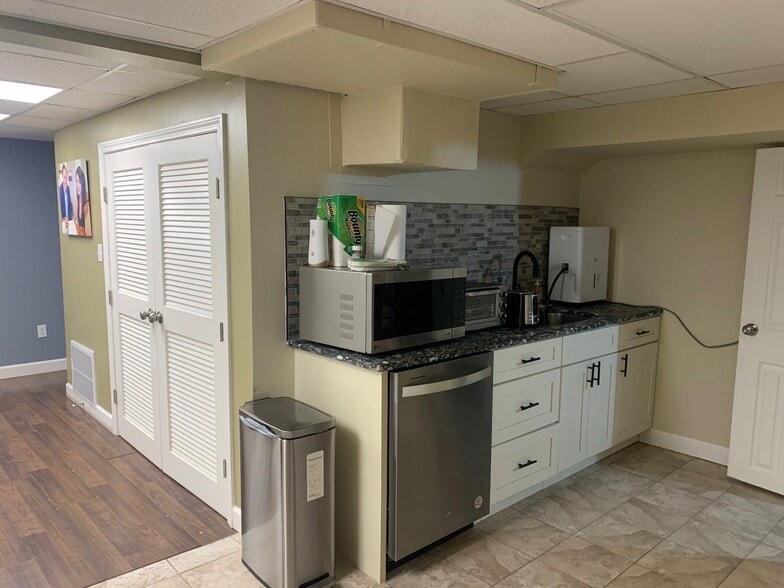 More Photos Of 1155 Newport Ave, Pawtucket Medical For Sale