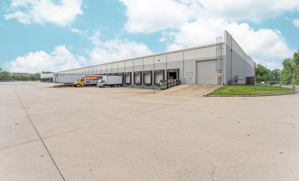 More Photos Of 6348 Burnt Poplar Rd, Greensboro Warehouse For Lease