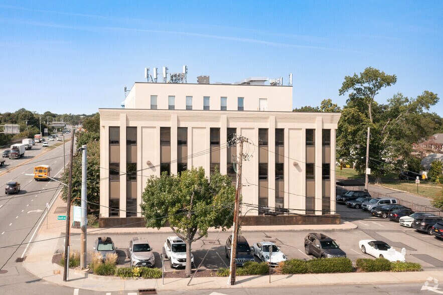 More Photos Of 375 N Broadway, Jericho Office For Sale