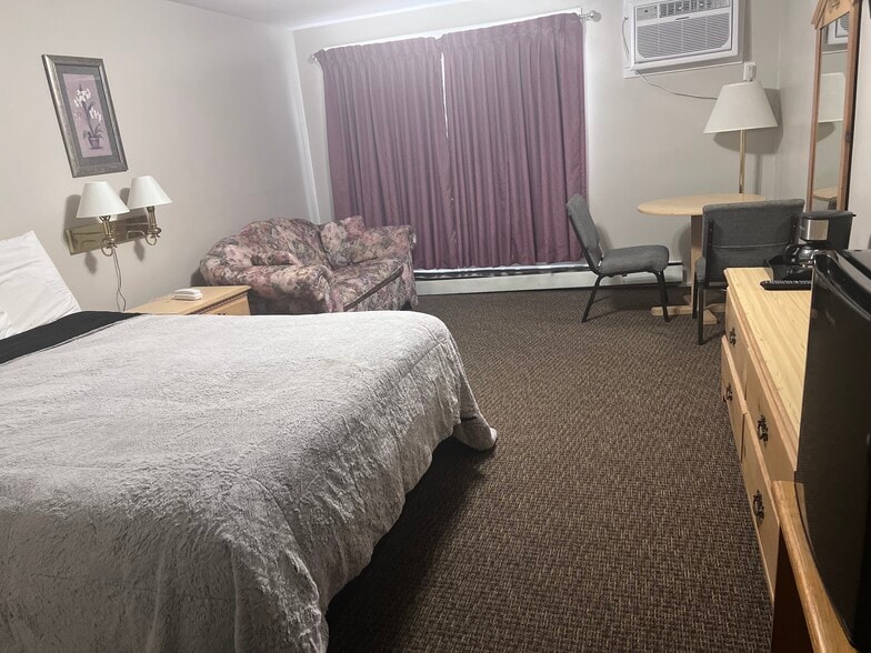 More Photos Of 180 E 10th St, Oswego Hotel For Sale