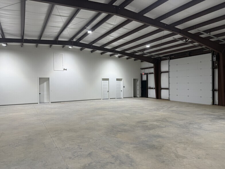 More Photos Of 3204 118th St, Lubbock Flex For Lease