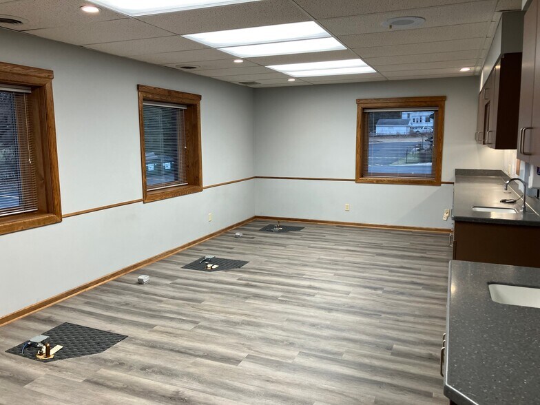 More Photos Of 1305 Chestnut St, West Bend Medical For Lease