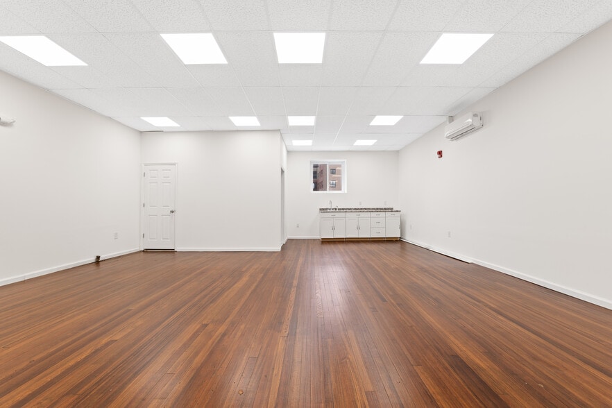 More Photos Of 48 Commerce St, Newark Office For Lease