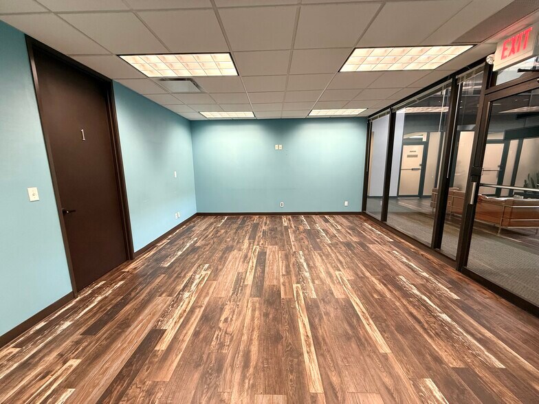 More Photos Of 800 W Long Lake Rd, Bloomfield Hills Office For Lease