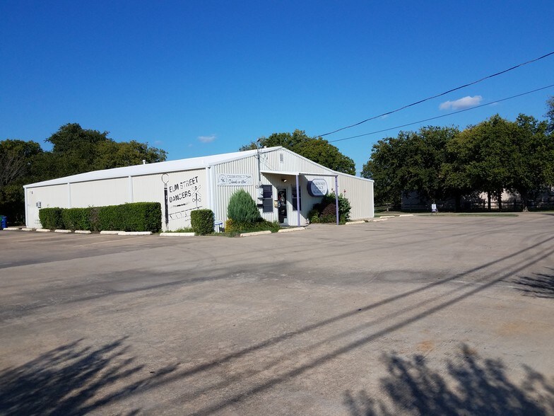 More Photos Of 901 Elm St, McKinney Flex For Sale