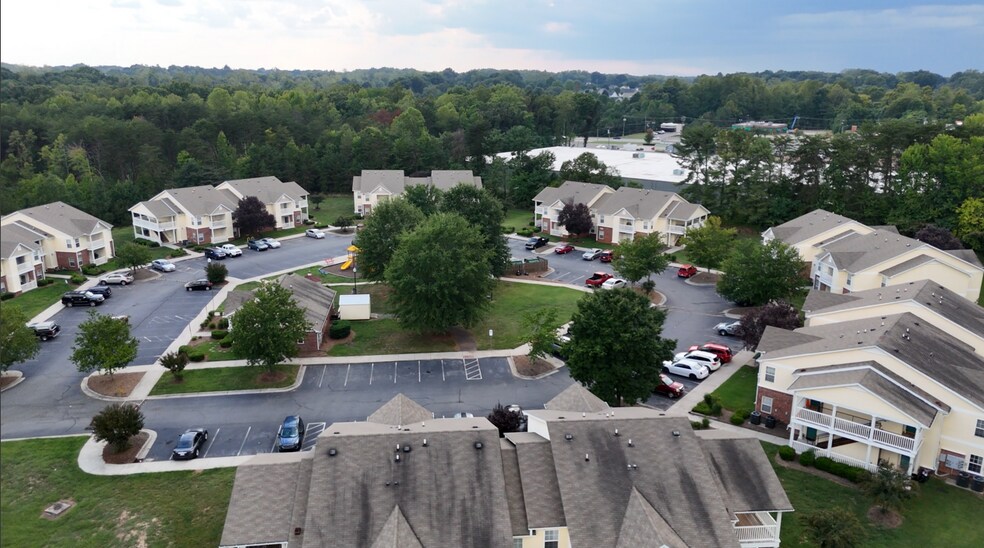 More Photos Of 2006 Oakbrook Ct, Reidsville Apartments For Sale
