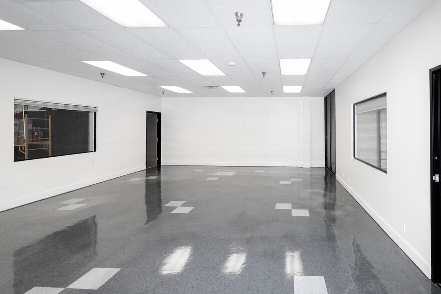 More Photos Of 601 S Dupont Ave, Ontario Warehouse For Sale