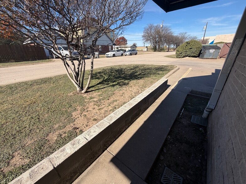 More Photos Of 505 N Interstate 35 Service Rd, Red Oak General Retail For Lease