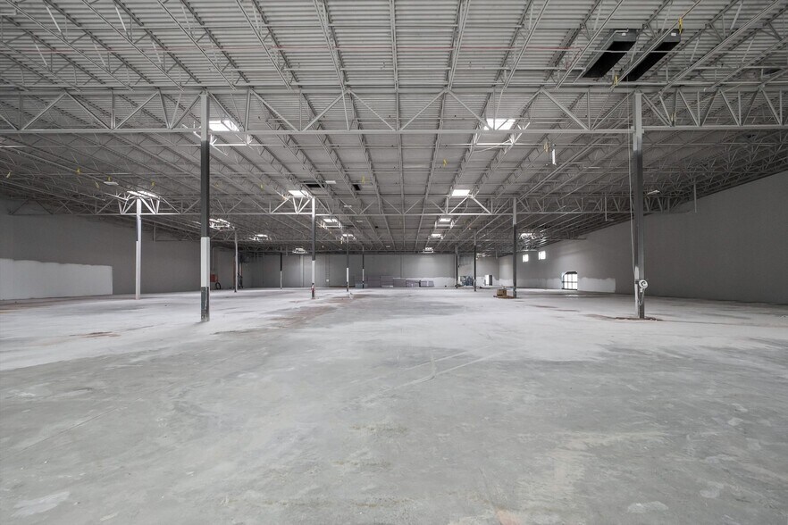 More Photos Of 662-868 E Big Beaver Rd, Troy Storefront For Lease